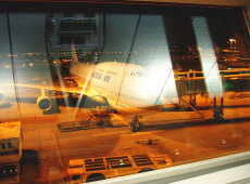 空港の窓から見た飛行機