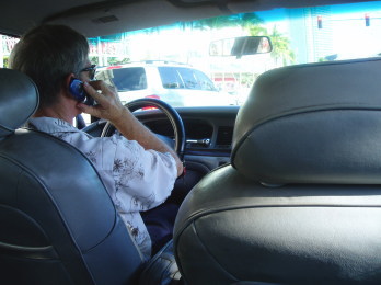 携帯通話中のタクシー運転手